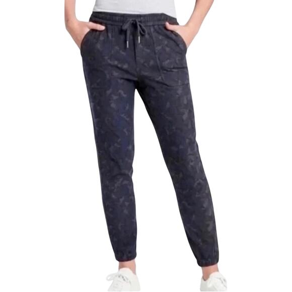 Athleta Printed Farallon Jogger Navy Camo Pull On Travel Comfy Stretch Size 4 - Picture 1 of 13